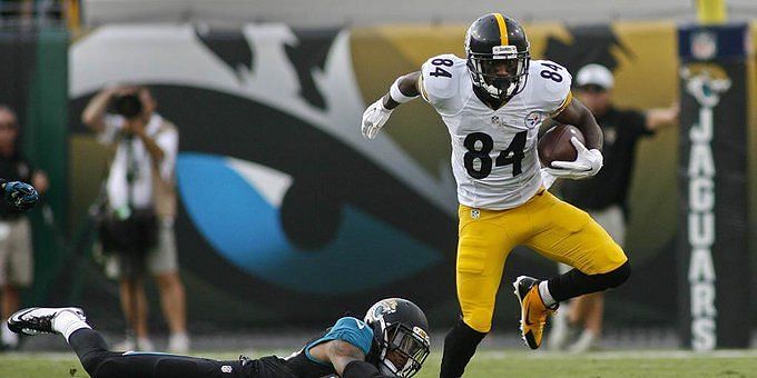 Pittsburgh Steelers quarterback Mike Vick (2) steps back to pass to Pittsburgh  Steelers wide receiver Antonio Brown (84) in the first quarter against the  Arizona Cardinals at Heinz Field in Pittsburgh on