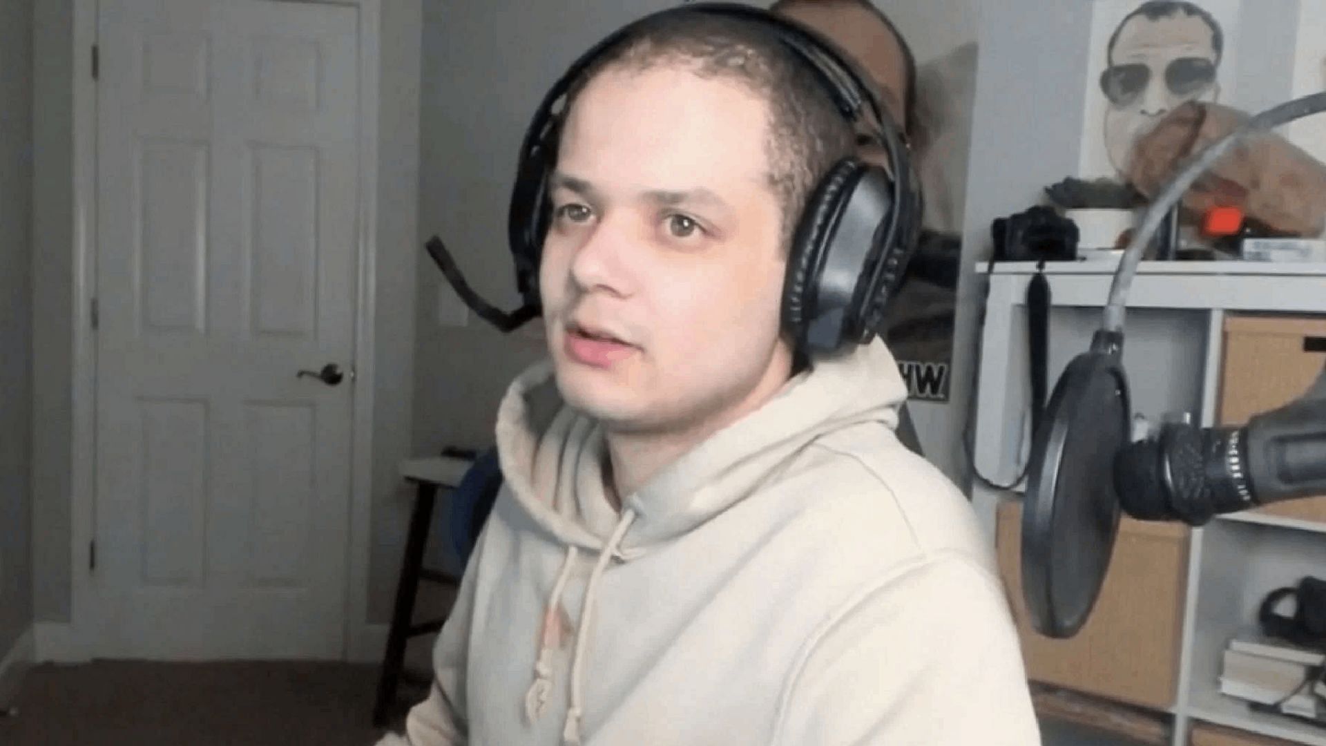 Erobb221 reveals why he has a sub 600 credit score (Image via Sportskeeda)