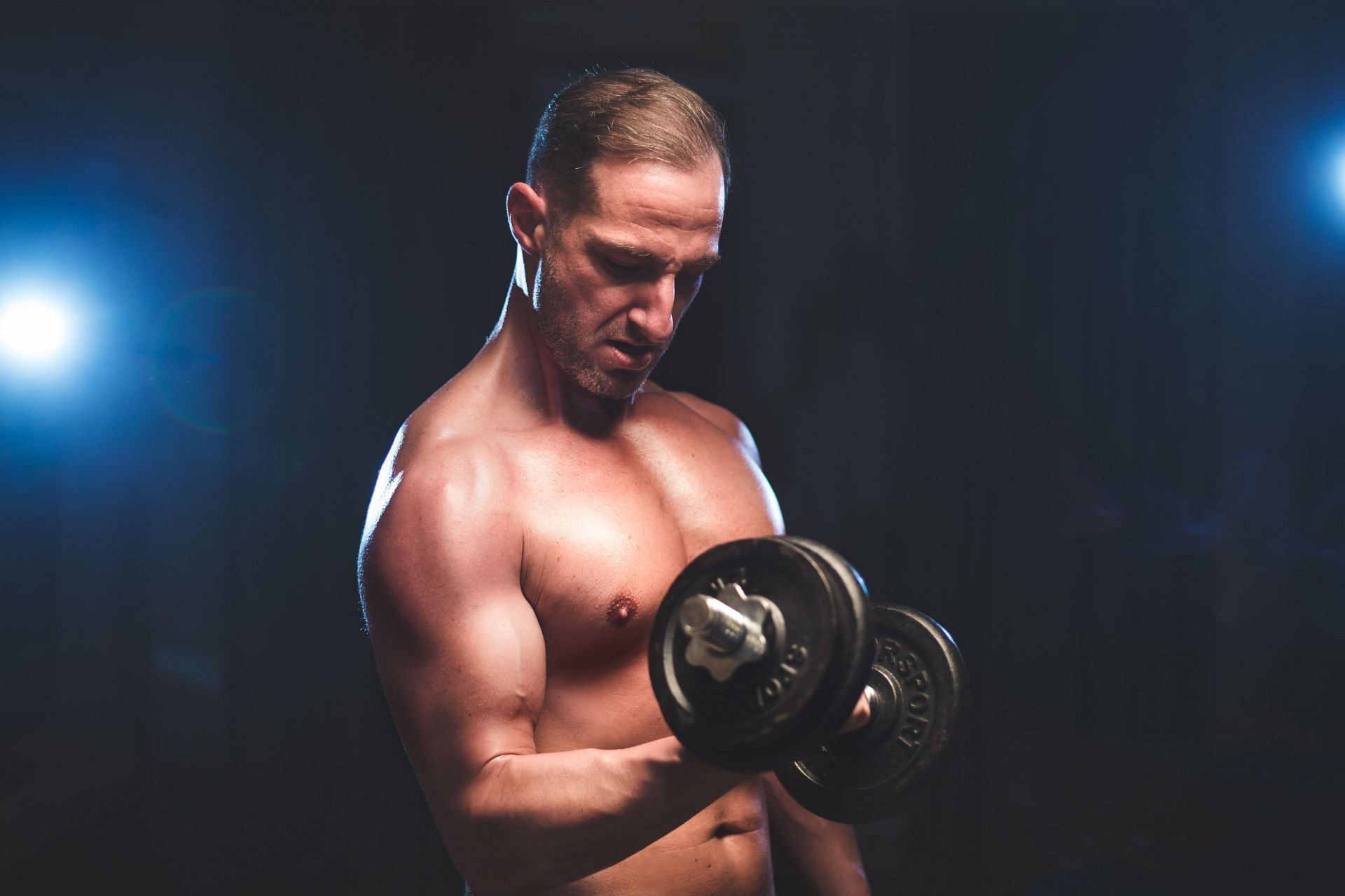 Here are the best dumbbell exercises to make your arms pop! (Image via unsplash/Marius Muresan)