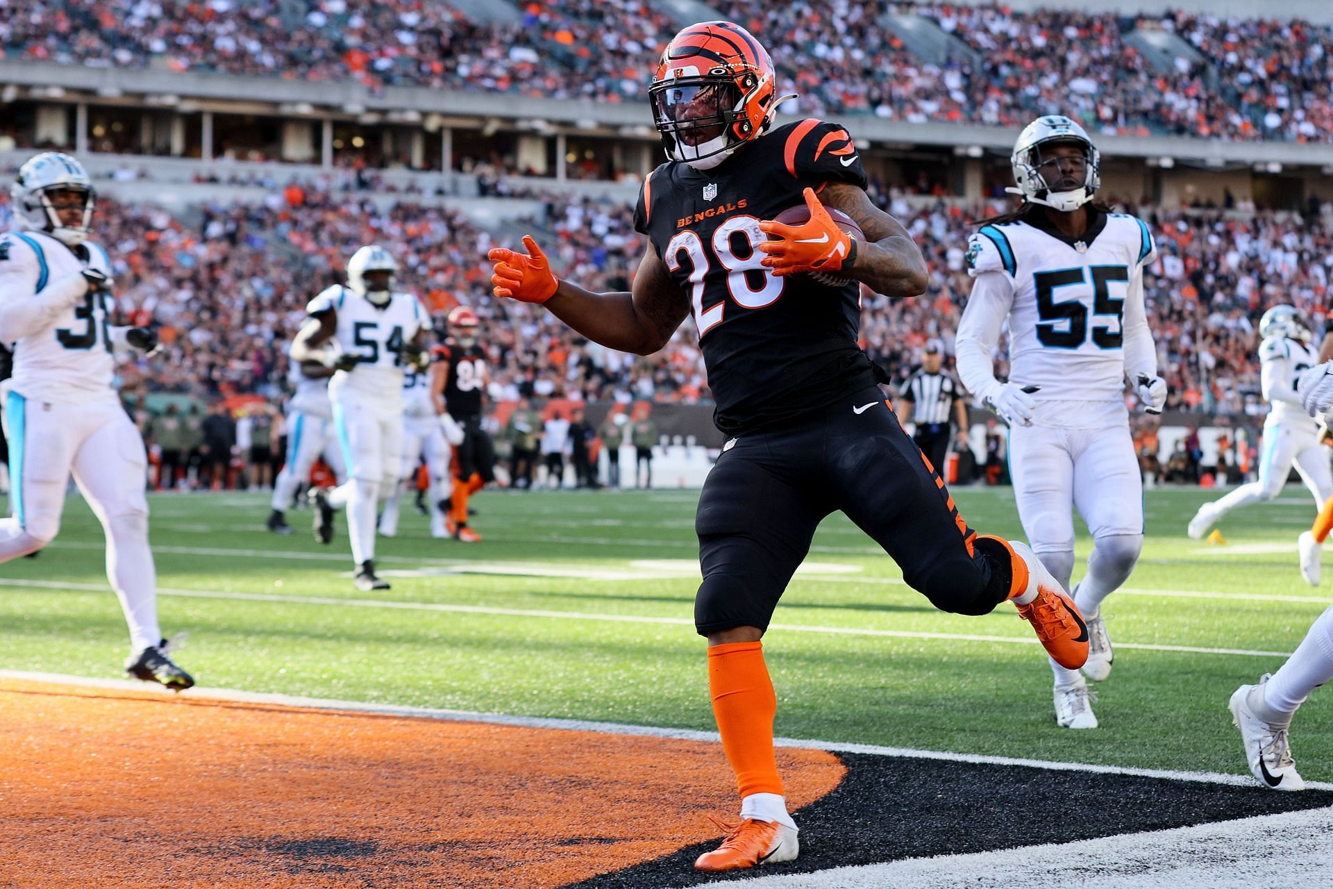 Bengals' Joe Mixon carries offense with five touchdowns, blows out Panthers  at home