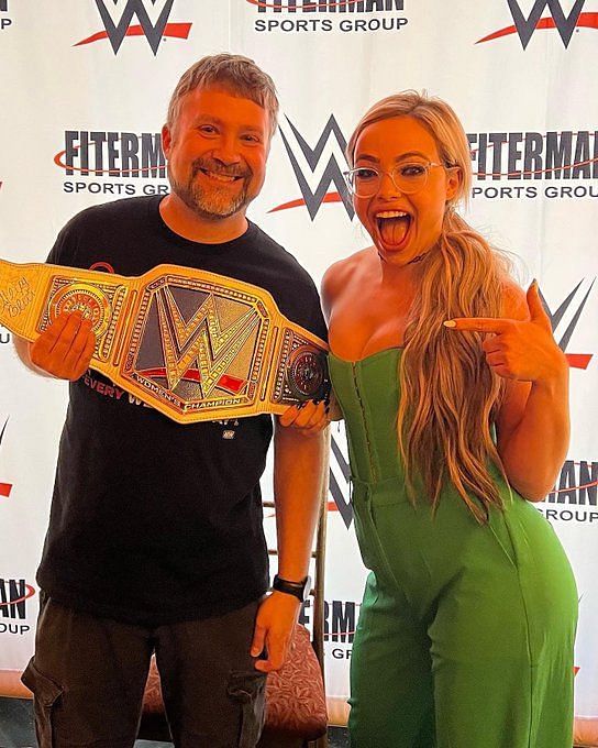 Photo WWE Superstar Liv has hilarious gestures to fans wearing