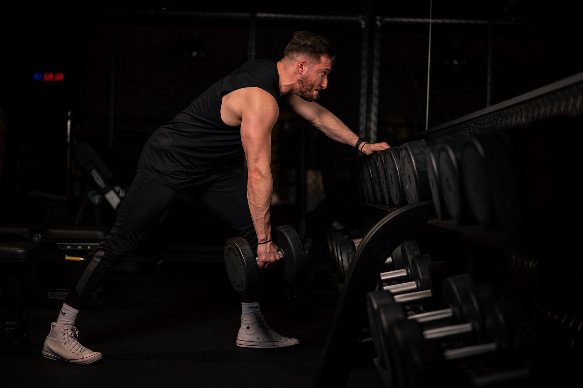 Here are the best dumbbell exercises for your back! (Image via unsplash/Bastien Plu)
