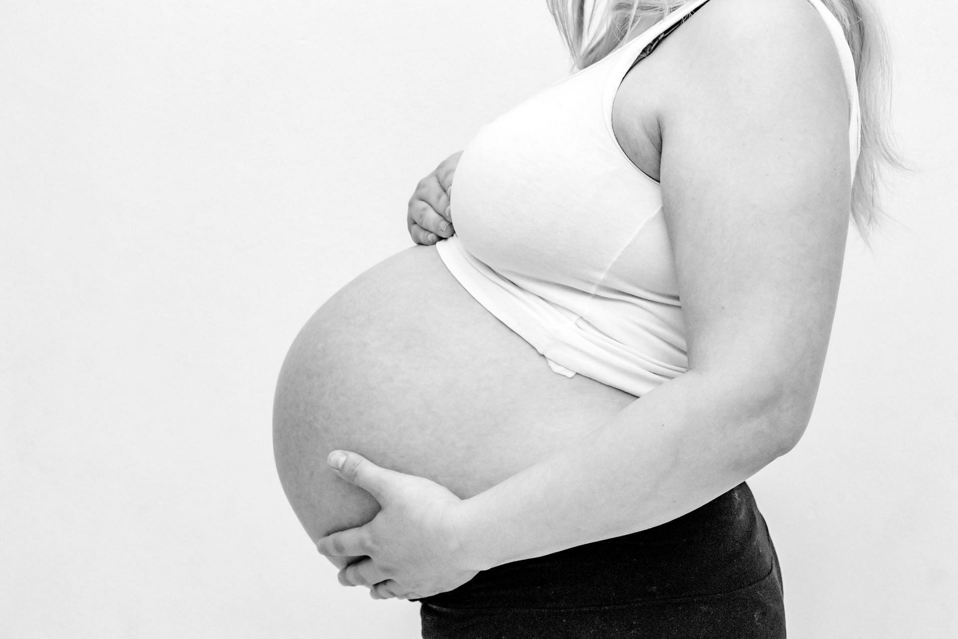 Post pregnancy belly fat is extremely normal and expected (Image via Pexels @Jonas Kakaroto)
