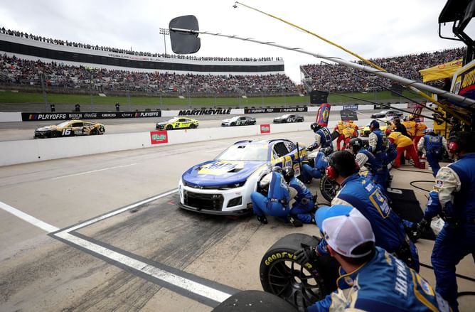 Here's how Kyle Larson repaid Chase Elliott at Martinsville with unique favor