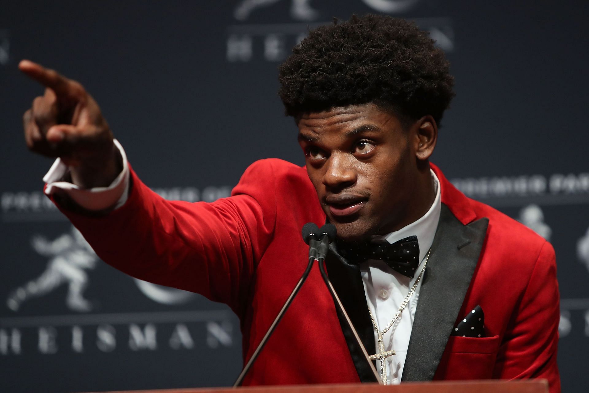 Lamar Jackson's height, contract, stats, injury, girlfriend, net worth 2022