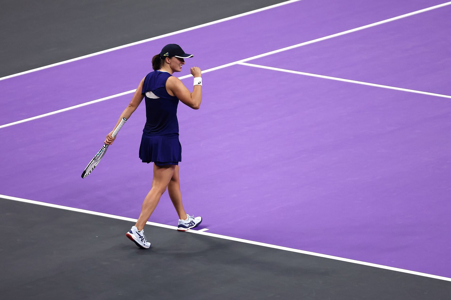 Iga Swiatek celebrates after defeating Coco Gauff at the 2022 WTA Finals.
