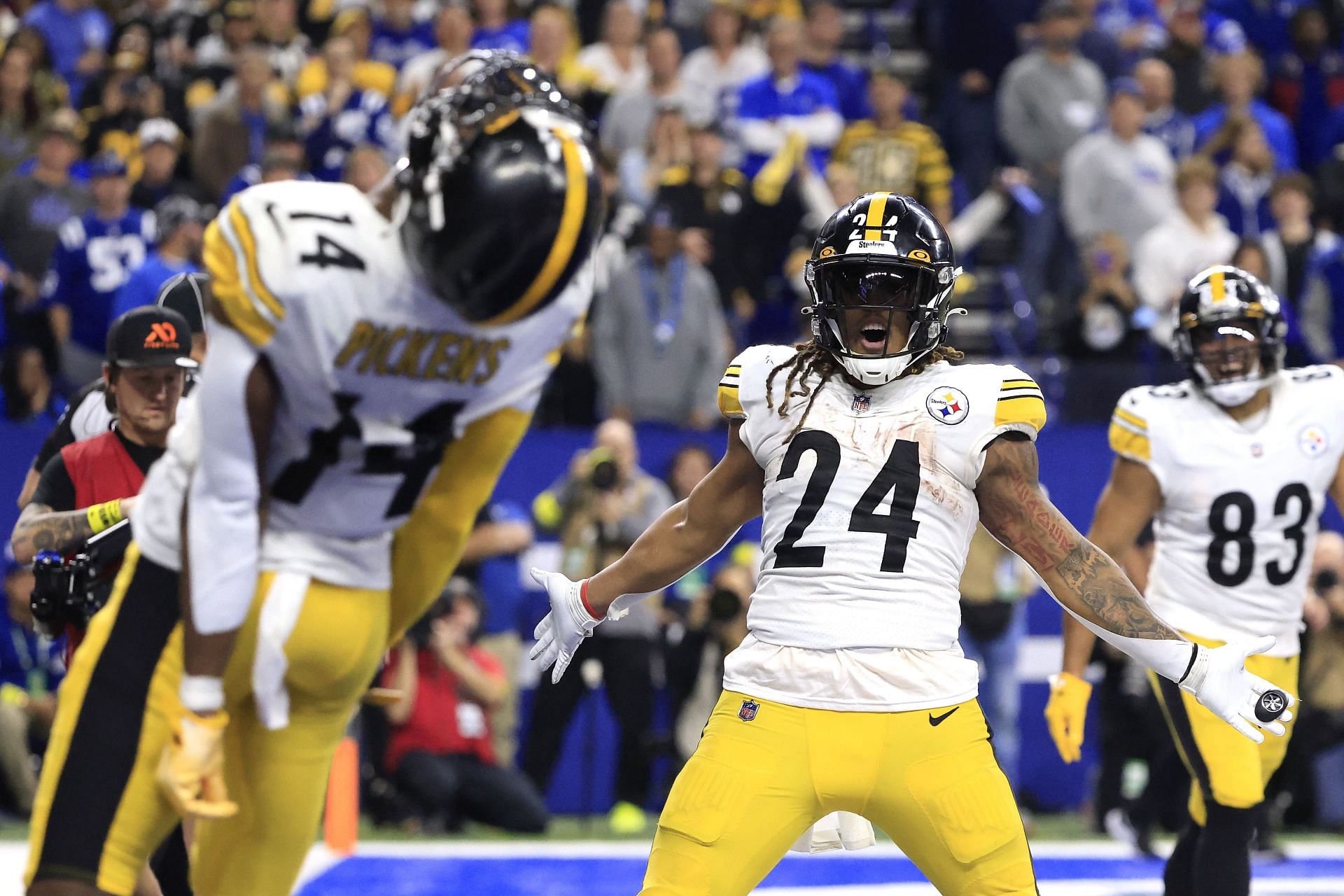 December 26, 2022: Indianapolis Colts cornerback Dallis Flowers (33) runs  with the ball against the Los Angeles Chargers in Indianapolis, Indiana.  John Mersits/CSM/Sipa USA.(Credit Image: © John Mersits/Cal Sport  Media/Sipa USA Stock