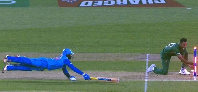 दिनेश कार्तिक को गलत आउट दिया गया? ट्विटर पर जोरदार हंगामा और प्रतिक्रियाएँ