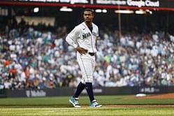 LOOK: Julio Rodriguez honored with parade in home country after taking home AL Rookie of the Year, making playoffs with Mariners