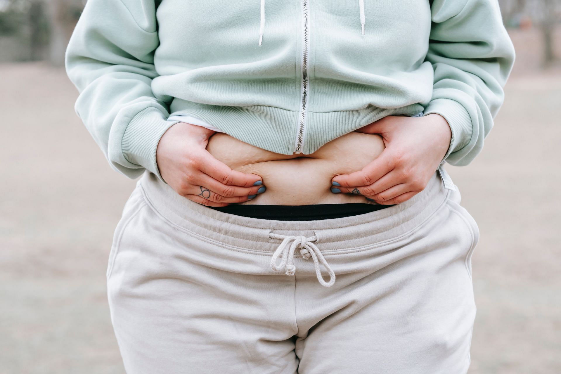 Reducing belly fat is an excellent approach to enhance your general health. (Image via Pexels/ Andres Aryton)