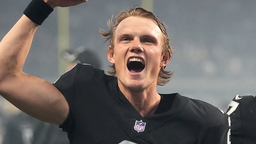 Raiders extend kicker Daniel Carlson