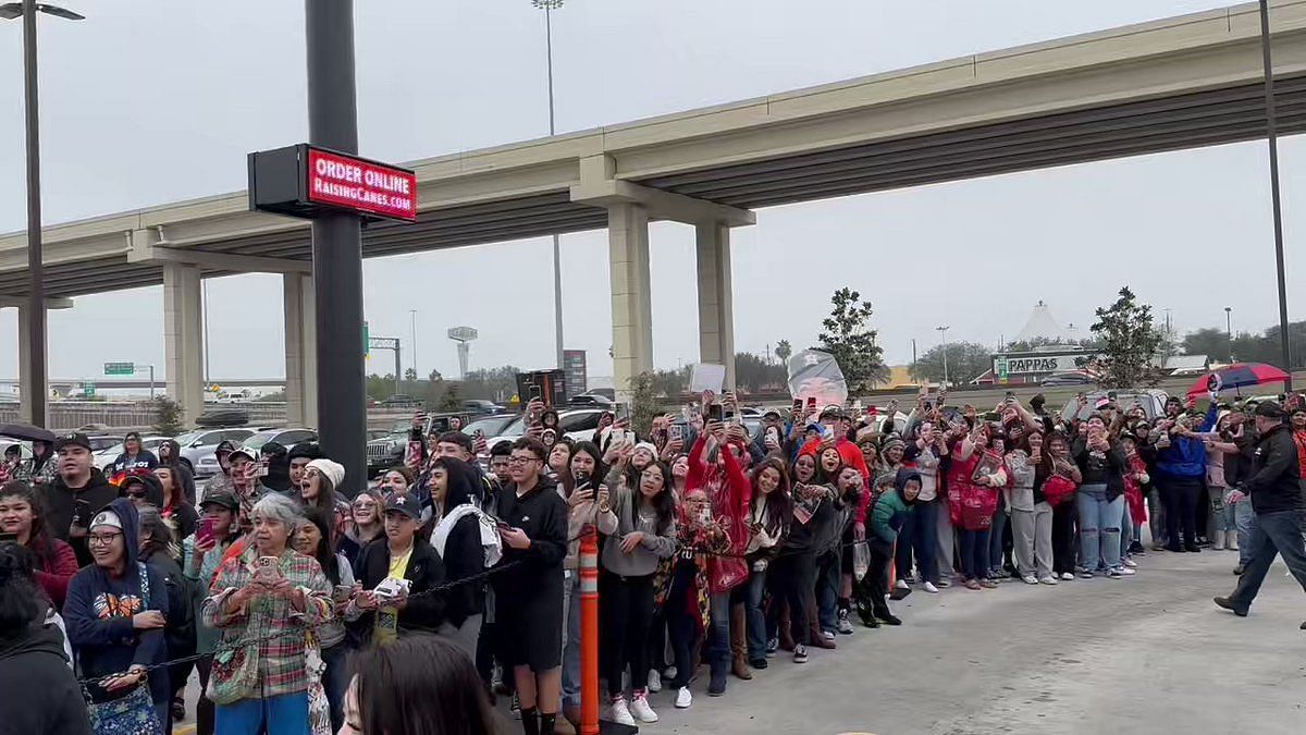 Houston Astros' MVP Jeremy Peña draws massive crowd of fans for