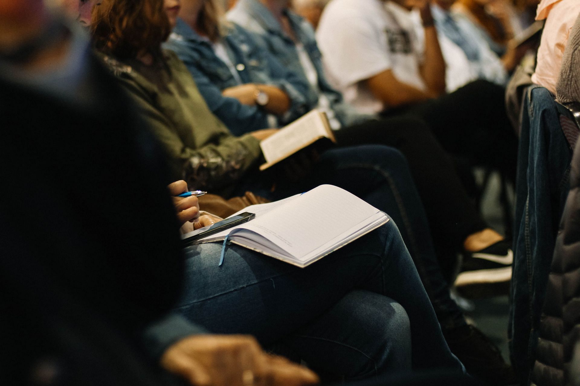 Attentiveness while at an event (Image via Sincerely Media/unsplash.com)