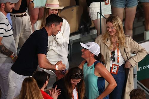 Robert Lewandowski (L) congratulates Iga Swiatek for winning the 2022 French Open.