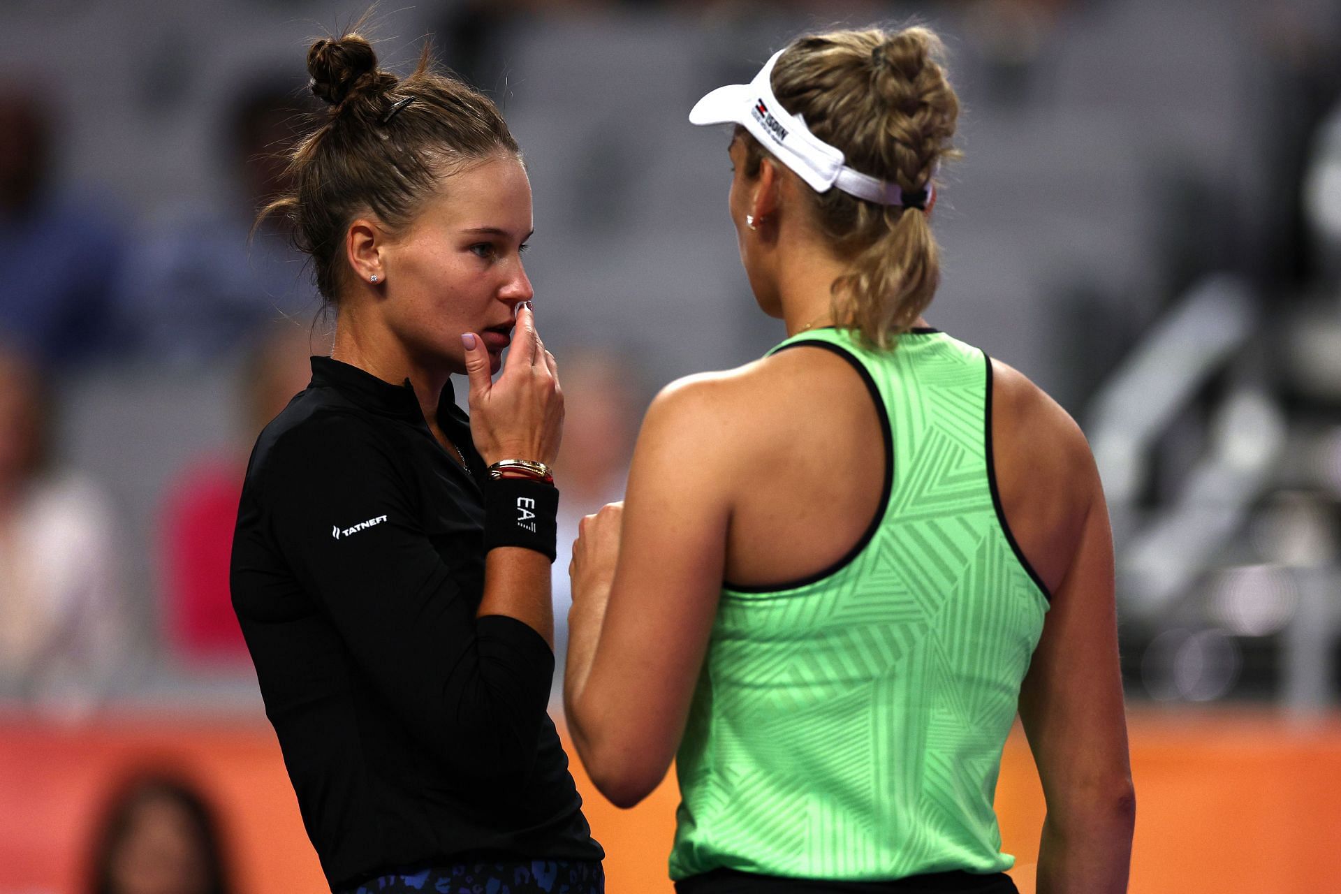 Veronika Kudermetova and Elise Mertens at the 2022 WTA Finals