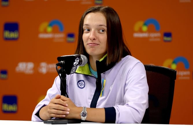 "Even in Miami, there were fans in the stands who probably drank the wrong drinks and were a bit disturbing" - Iga Swiatek on dealing with unexpected breaks at the WTA Finals