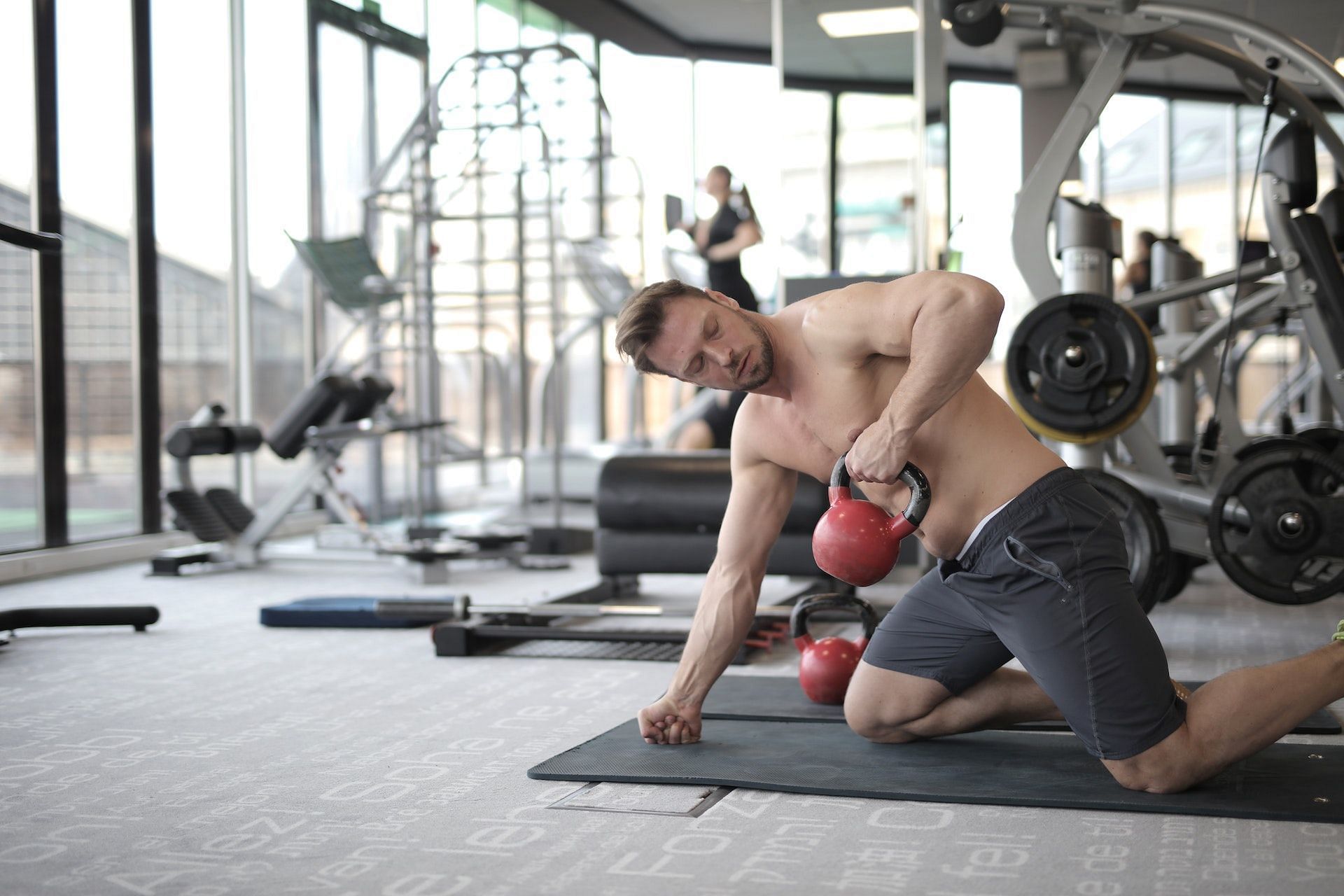 Weighted arm exercises help build huge arms. (Photo via Pexels/Andrea Piacquadio)
