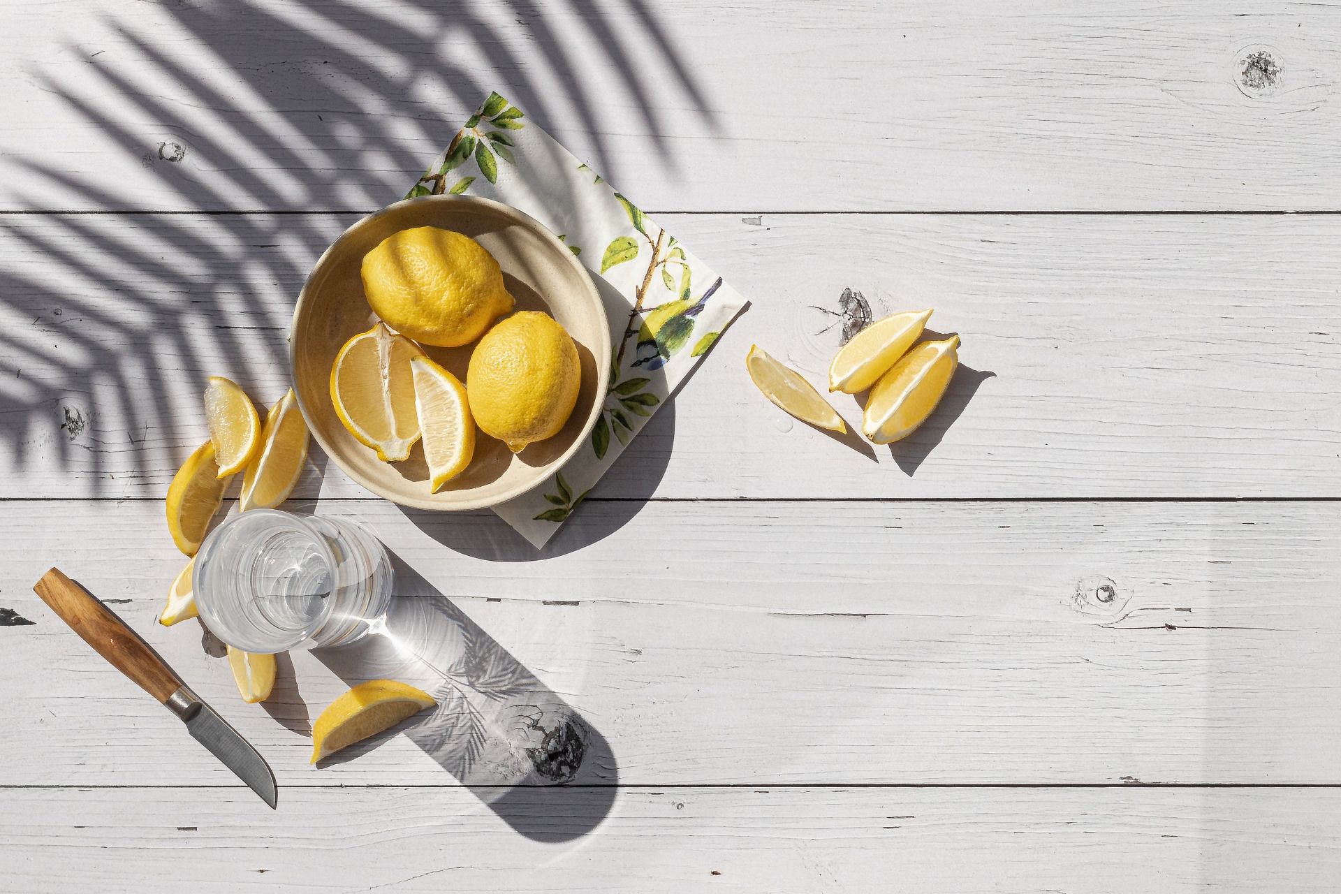 Drinking lemon water may promote healthy weight loss. (Image via Unsplash / Micheile Dot Com) 