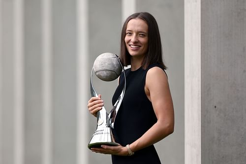 Iga Swiatek with the WTA year-end World No. 1 trophy