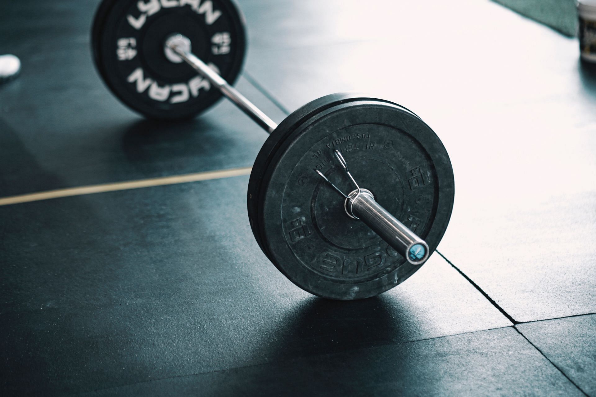 Barbell is the most underrated equipment that helps in building serious gains. (Image via Unsplash / Eduardo Cano)