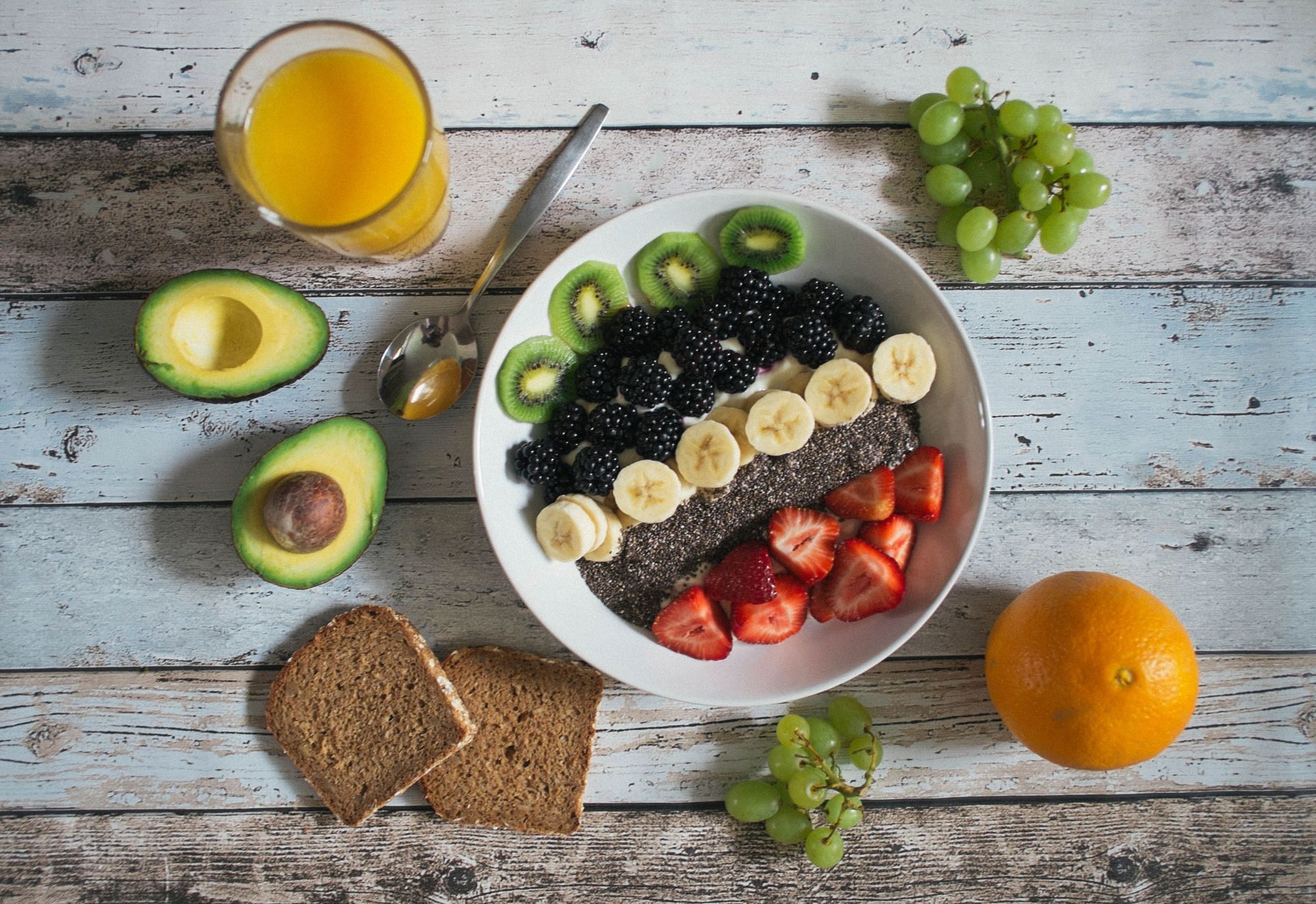 Depending on the intensity and duration of your morning workout and your energy requirements, you should adjust the size of your pre-workout meal. (Image via Unsplash/ Jannis Brandt)