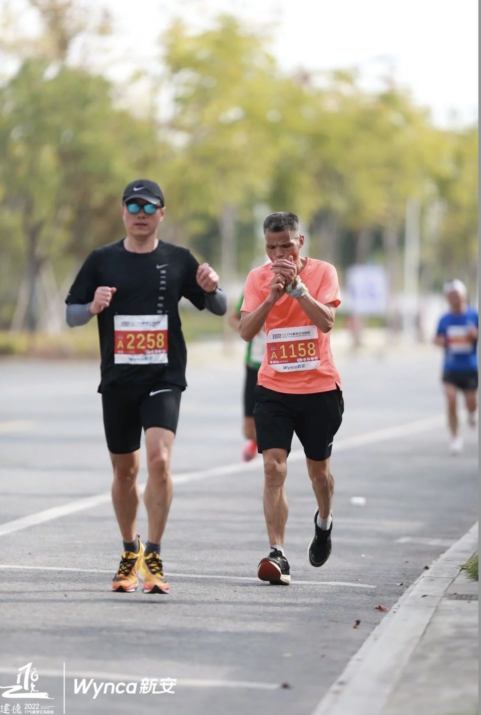 &quot;Smoke Brother,&quot; aged 50 stood 574th among 1500 people in an endurance run in China. (Image via Weibo)