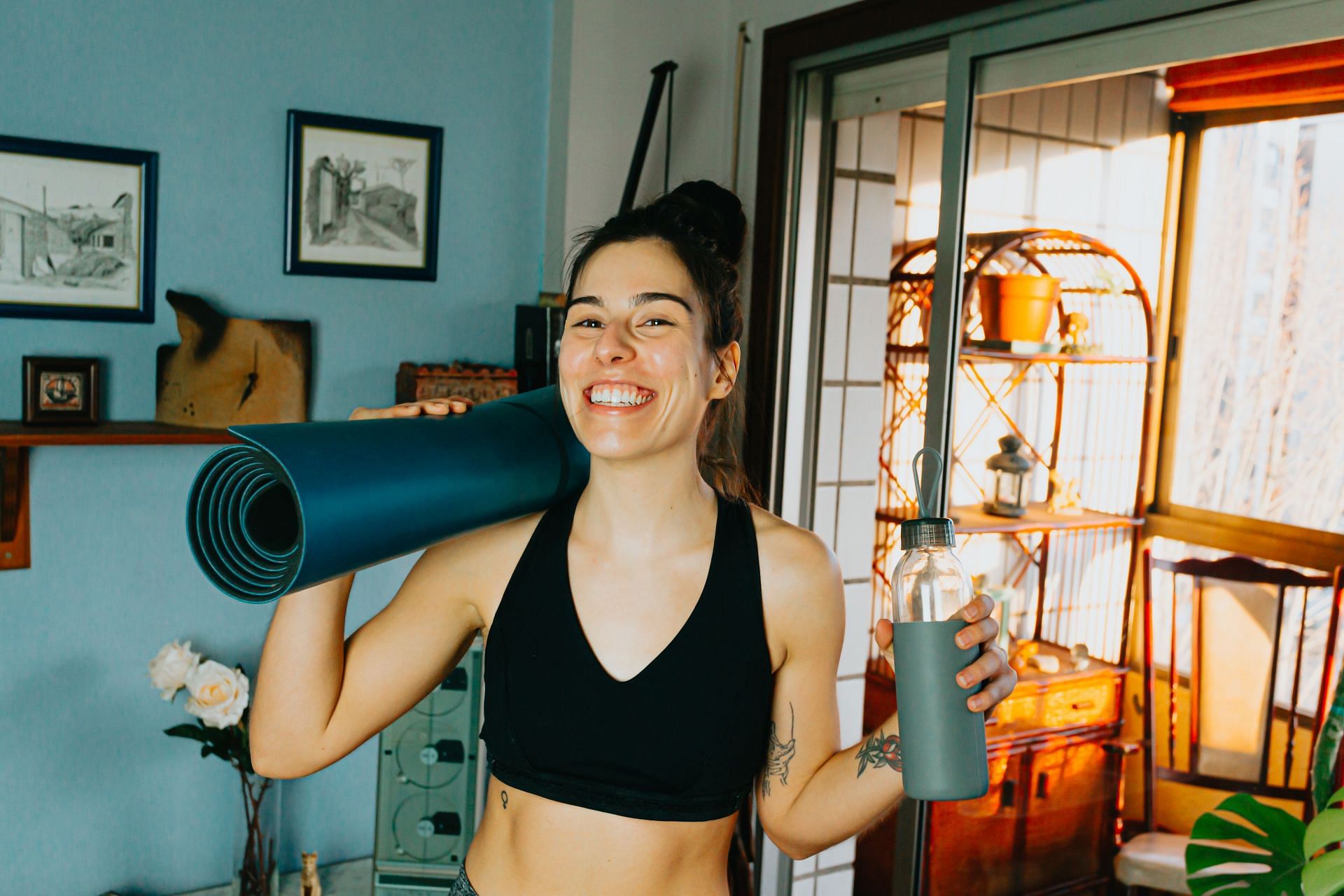 The greatest approach to burning those calories is to constantly perform fat loss exercises at home. (Image via Unsplash/ Ave Calvar)