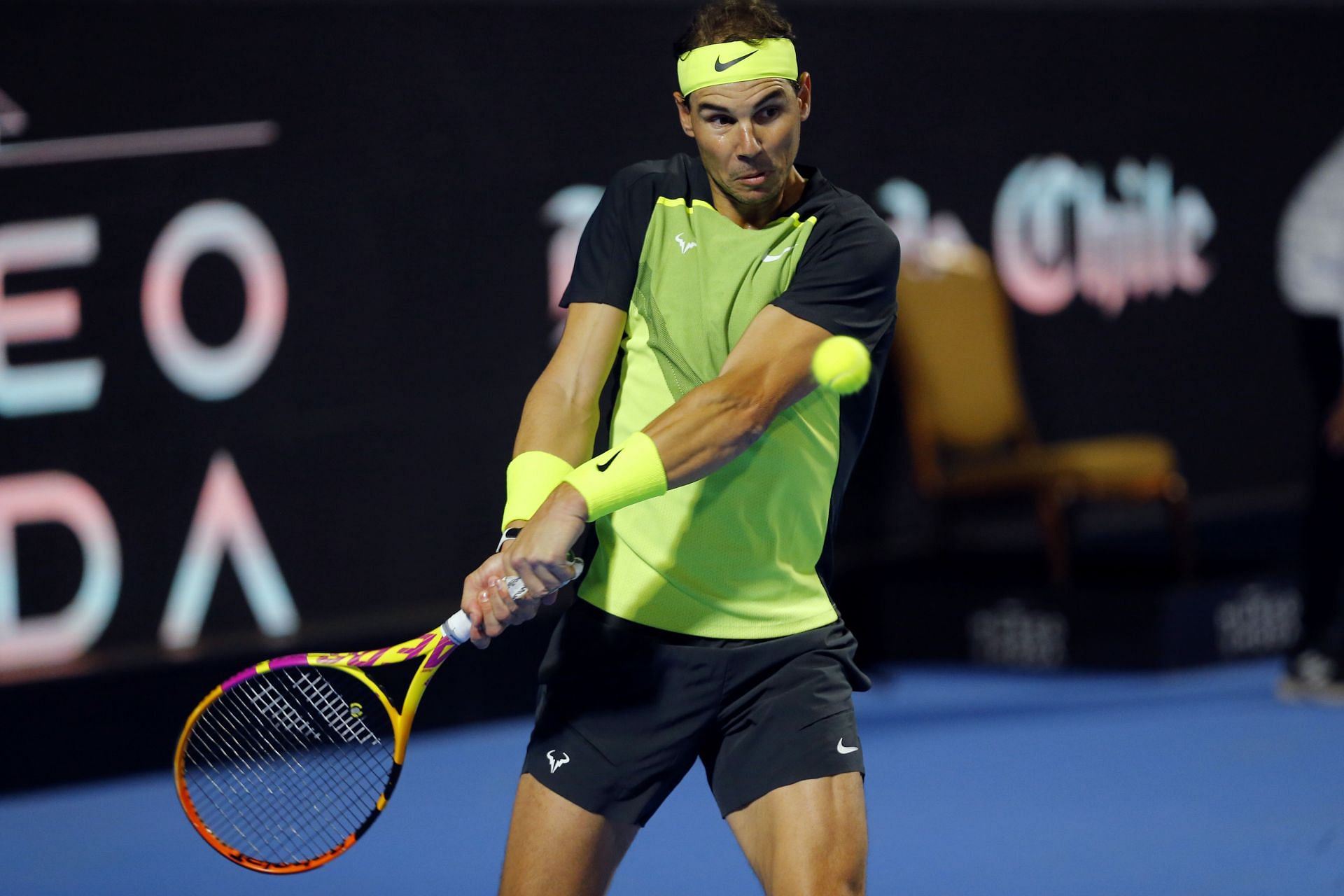 Rafael Nadal estaba rodeado de seguridad mientras los fanáticos lo acosaban después de vencer a Alejandro Tabilo en un partido de exhibición en Chile.