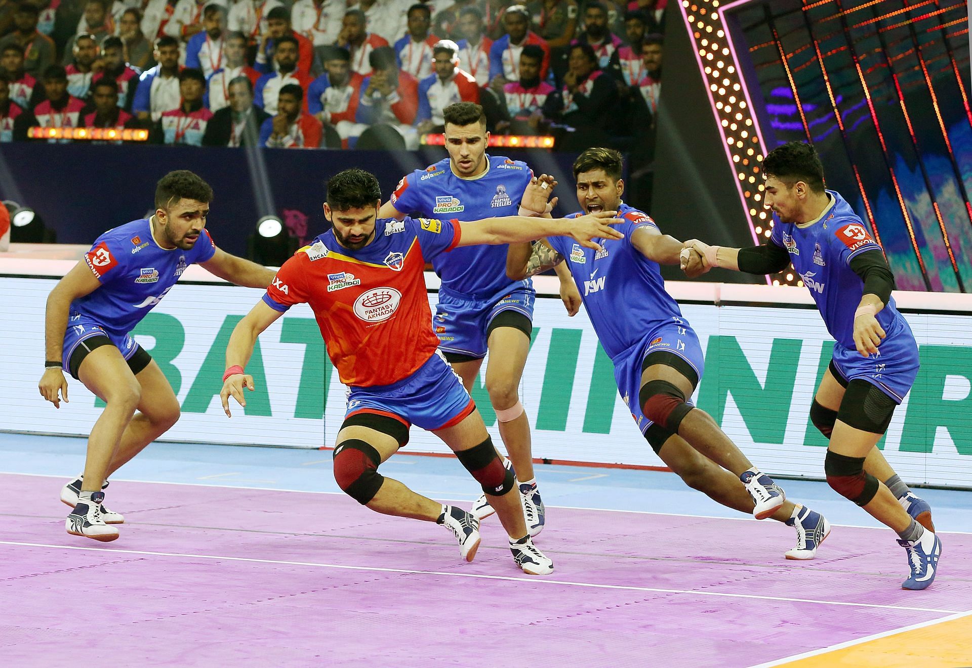 यूपी योद्धा ने 9 मैचों के बाद परदीप नरवाल को कप्तान बनाया (Photo - Pro Kabaddi League)