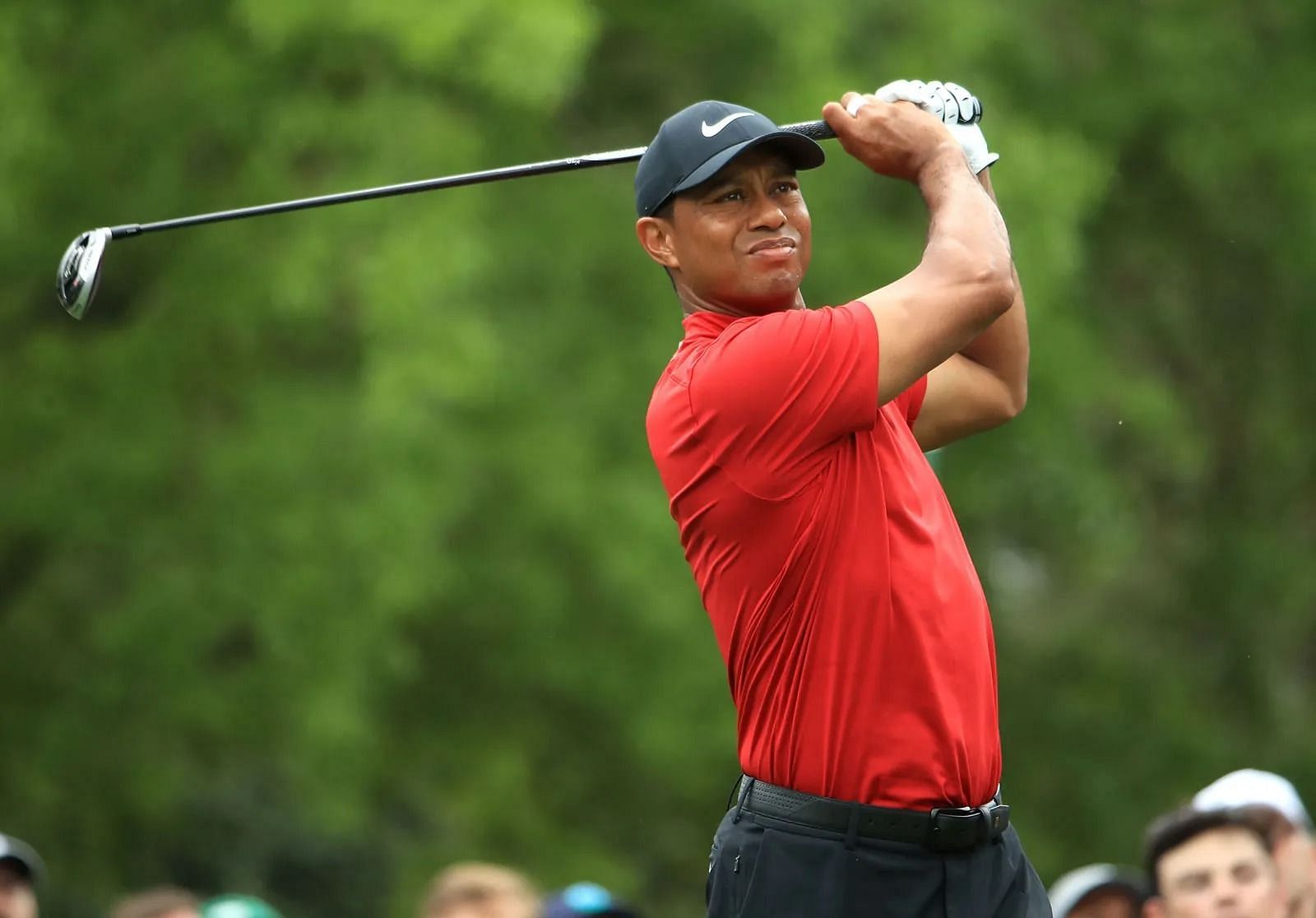 Tiger Wood playing a shot ( Image Source: Andrew Redington/Getty Images Sport)