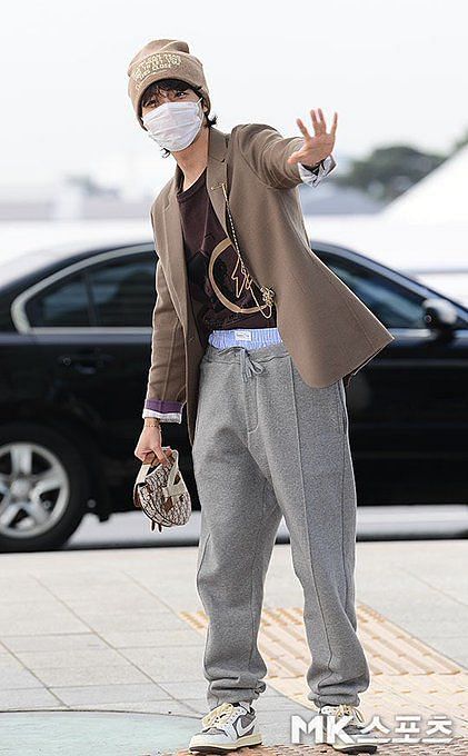 BTS' j-hope rocks low-rise airport fashion on his way to the 2022
