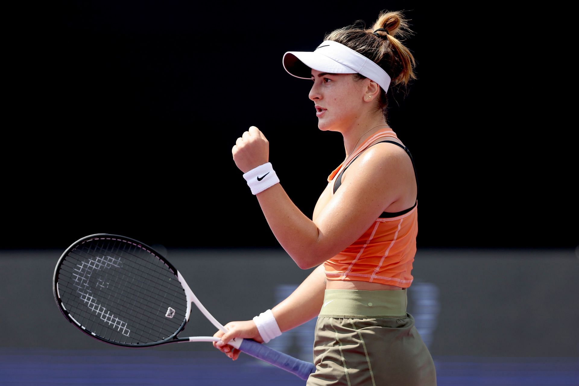 Bianca Andreesecu in action at the 2022 Guadalajara Open.