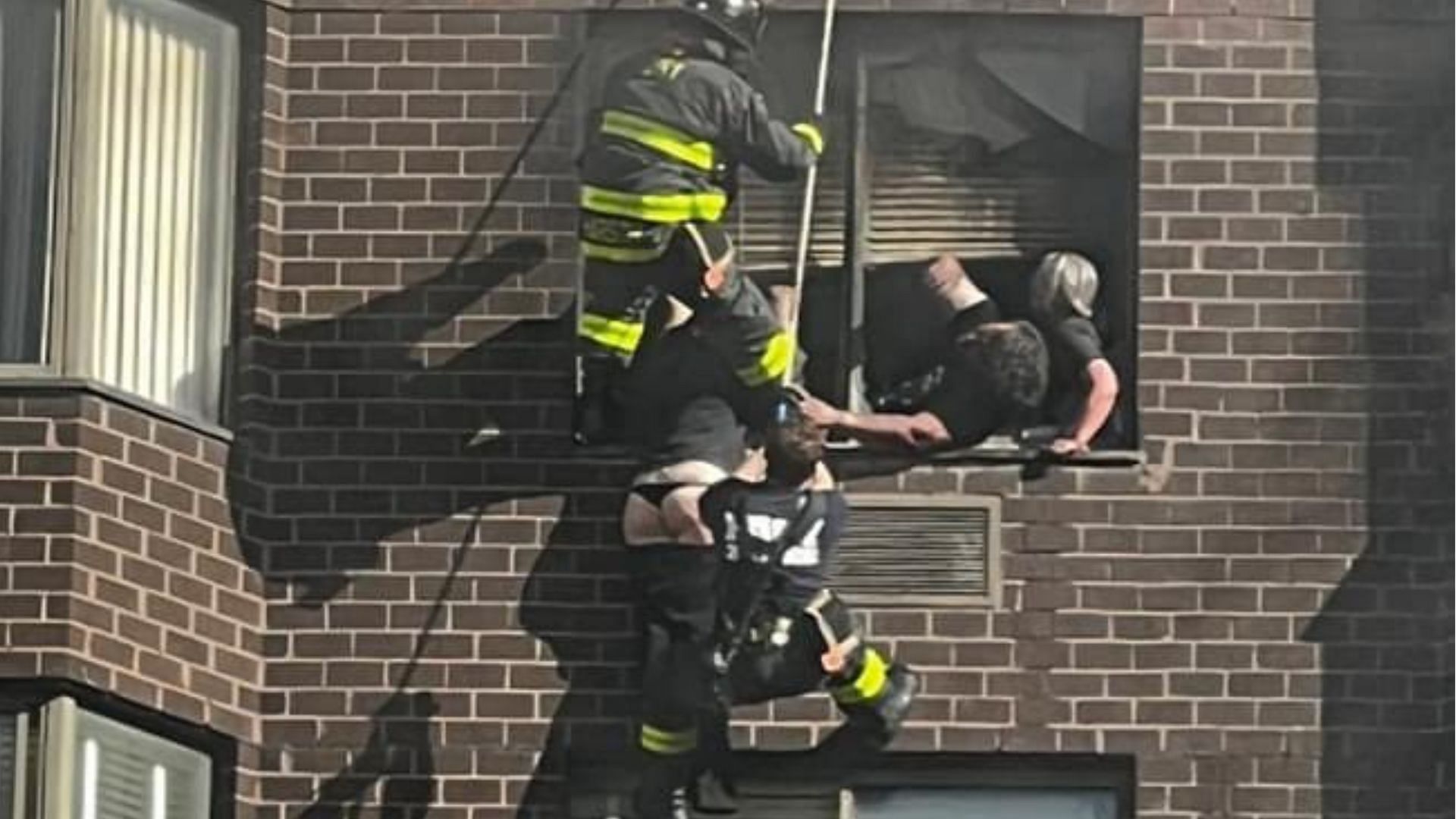 New York firefighters praised for the daring rescue of a woman in the Manhattan fire (Image via Twitter @/NYCFireWire)