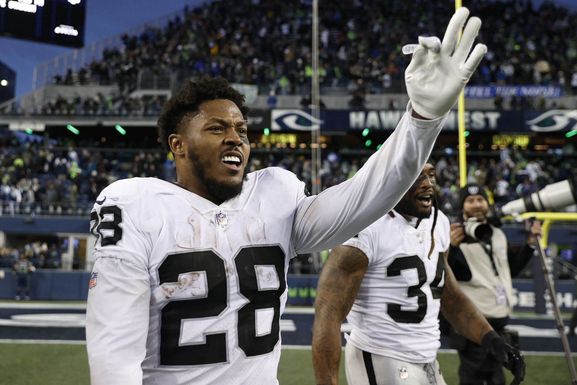 NFL roundup: Josh Jacobs carries Raiders to OT victory vs. Seahawks