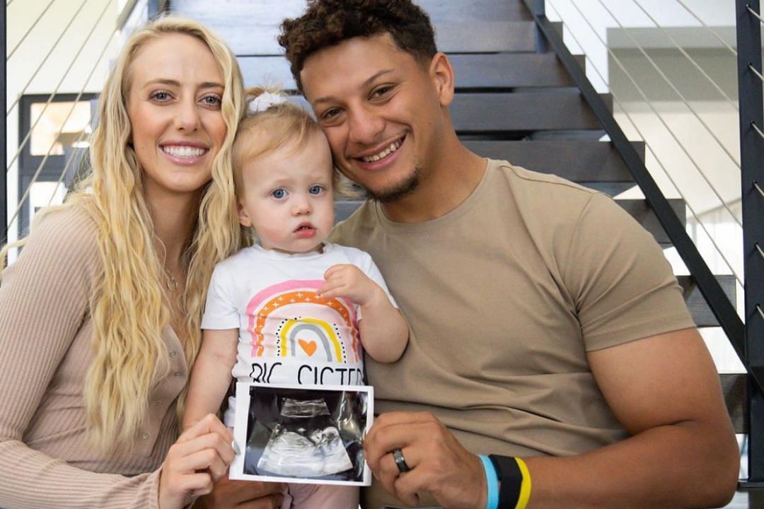 Patrick Mahomes' wife Brittany shares photo of daughter Sterling meeting  Santa - ABC News