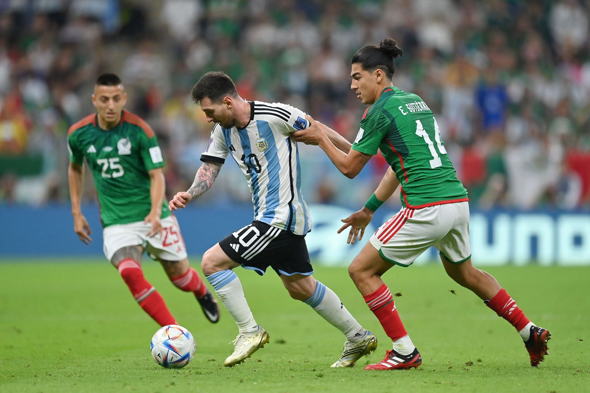 Argentina defender Lisandro Martinez kicked in the face by Mexico's Hirving  Lozano in heated World Cup match