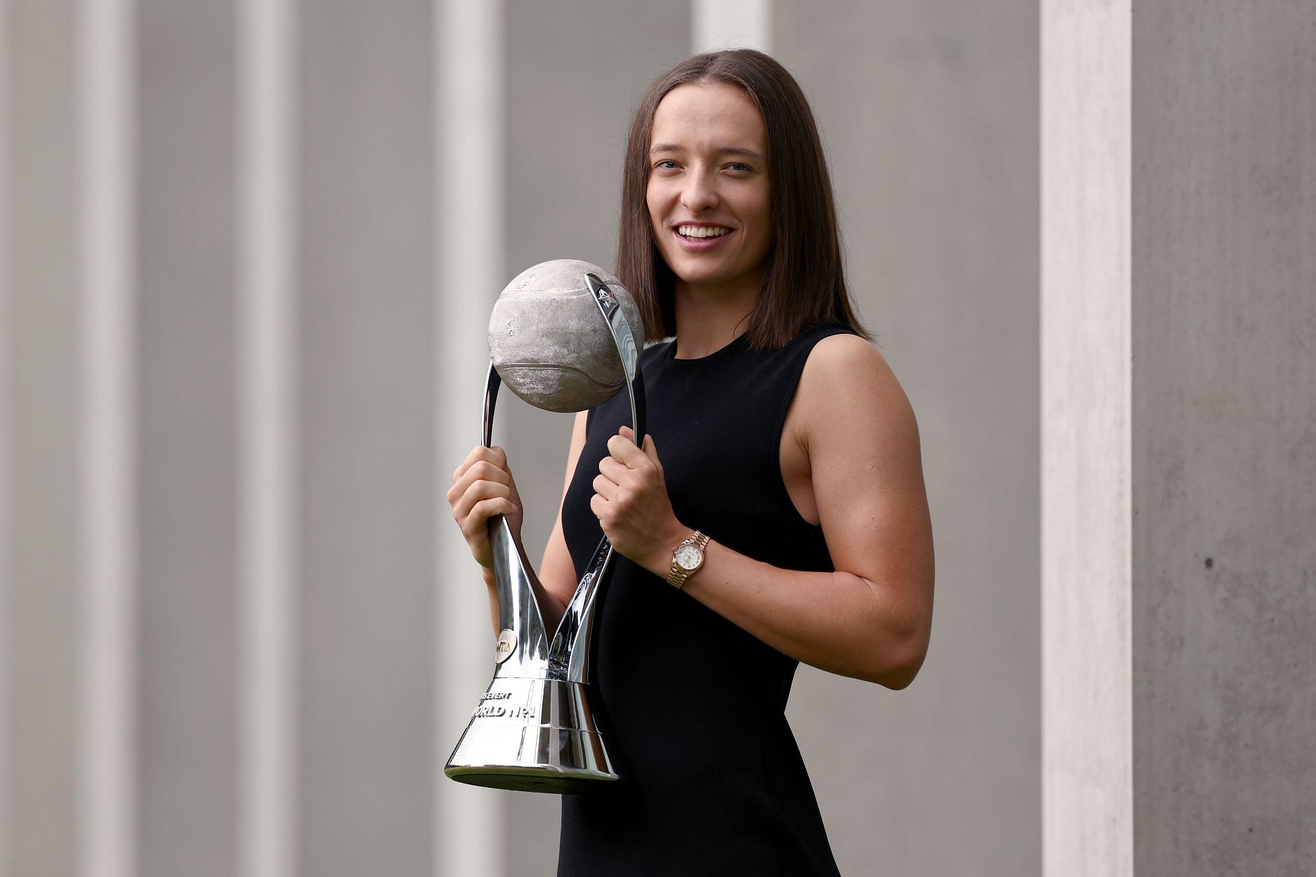 Swiatek poses with the Year-end World No. 1 trophy