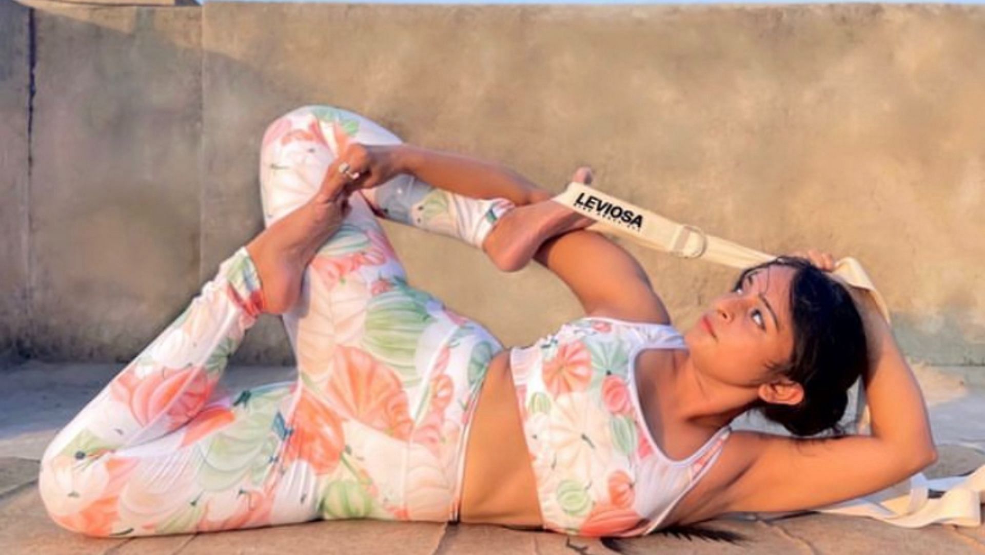 A Yoga strap makes yoga poses safer and more convenient. (Photo via Instagram/shuvi.dobhal)