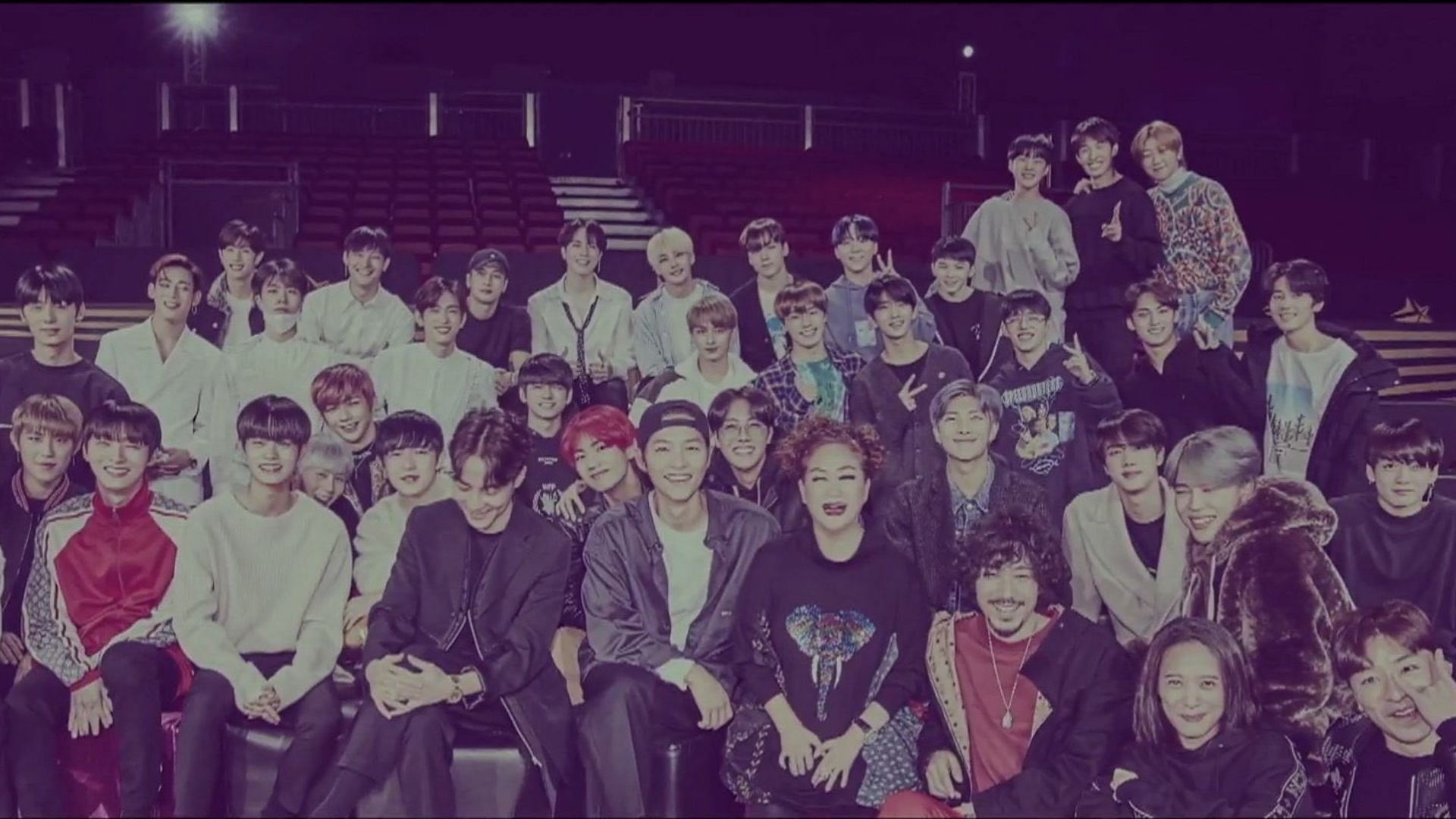 A 2018 MAMA behind picture showing BTS, GOT7, SEVENTEEN, WANNA ONE, Song Joong-ki, Yoon Mi-rae, Tiger JK, and many other celebrities posing for a photo (Image via Mnet)