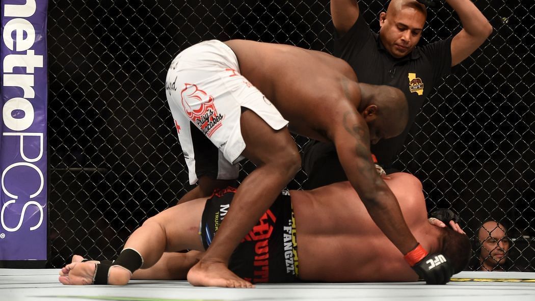 Lewis stops Oleinik to set UFC heavyweight knockout record