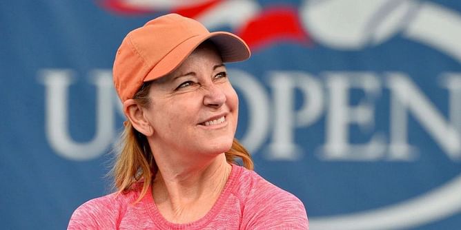 "Trying to figure out what I’m advertising" - Chris Evert reacts to old photo of her with wooden racquet in hand