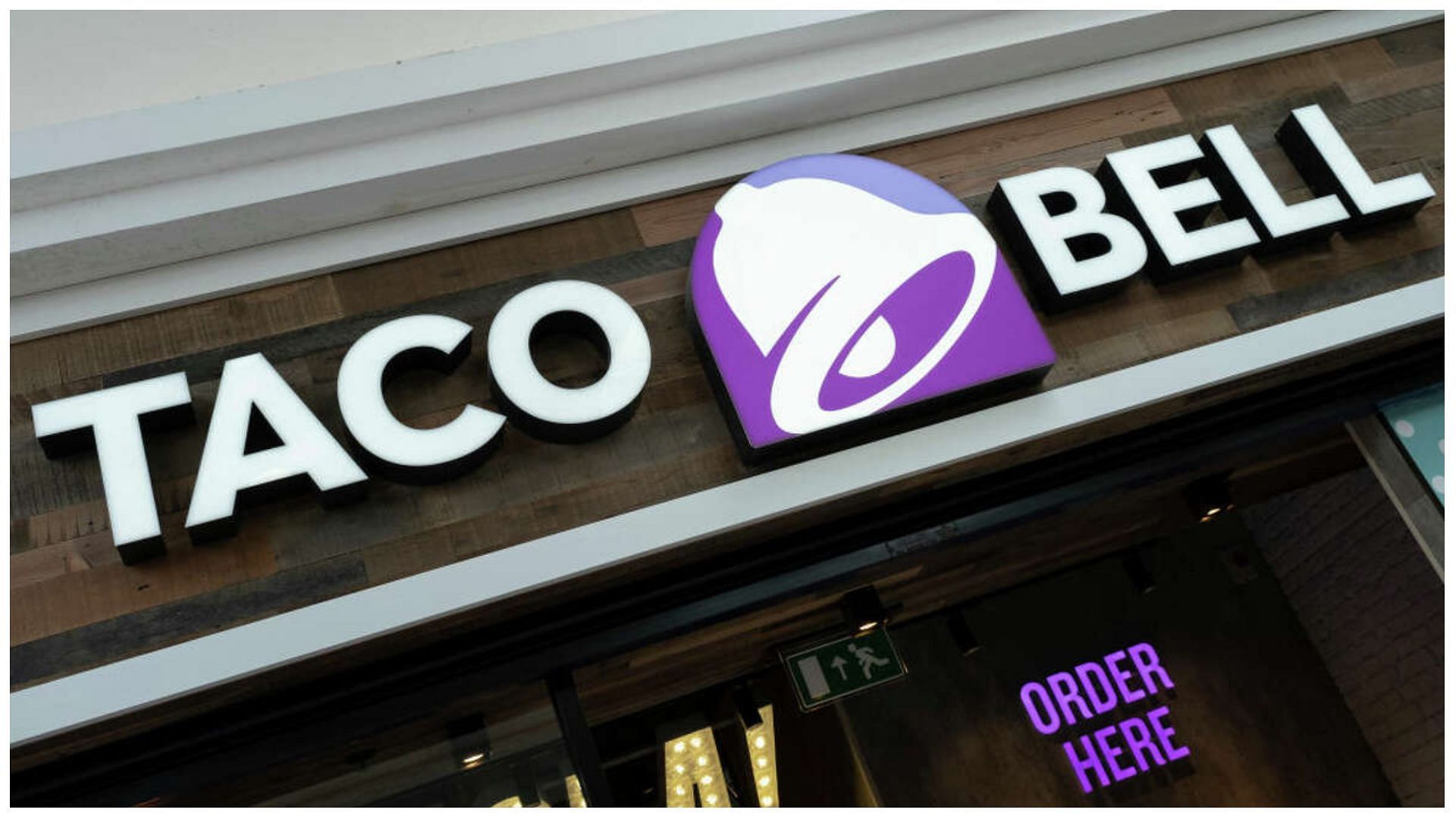 exterior of a Taco Bell restaurant (Image via Mike Kemp/In Pictures/Getty Images)