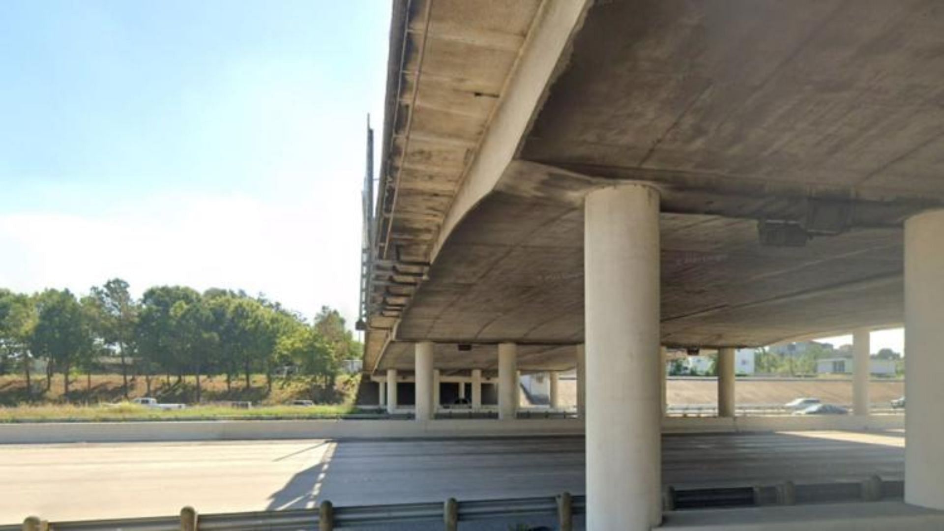 The Taum street bridge under which the 18 wheeler was driving (image via Google Maps)