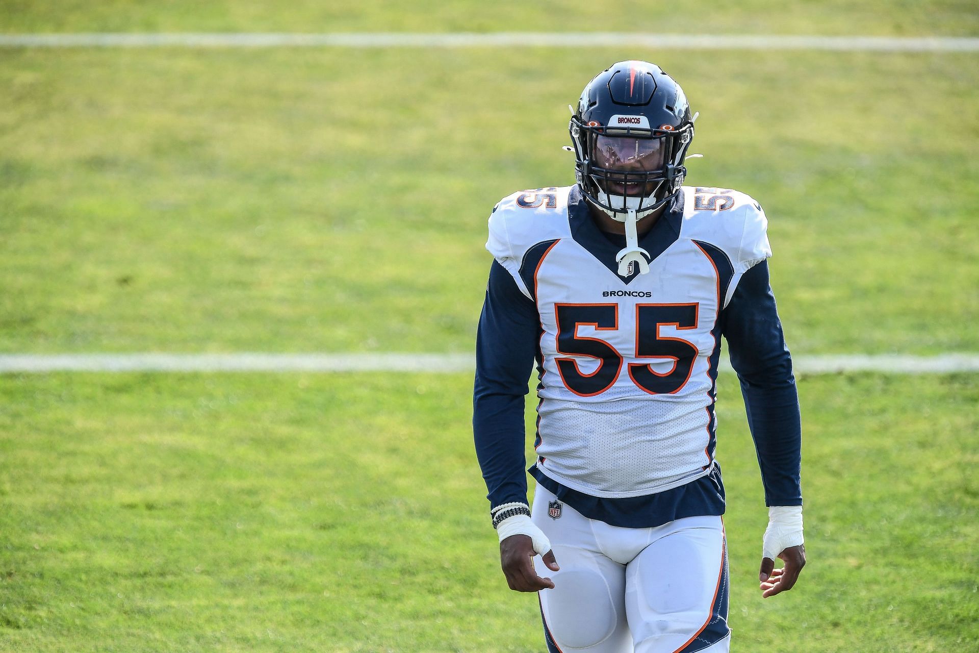 Broncos trade LB Bradley Chubb to Dolphins for RB Chase Edmonds