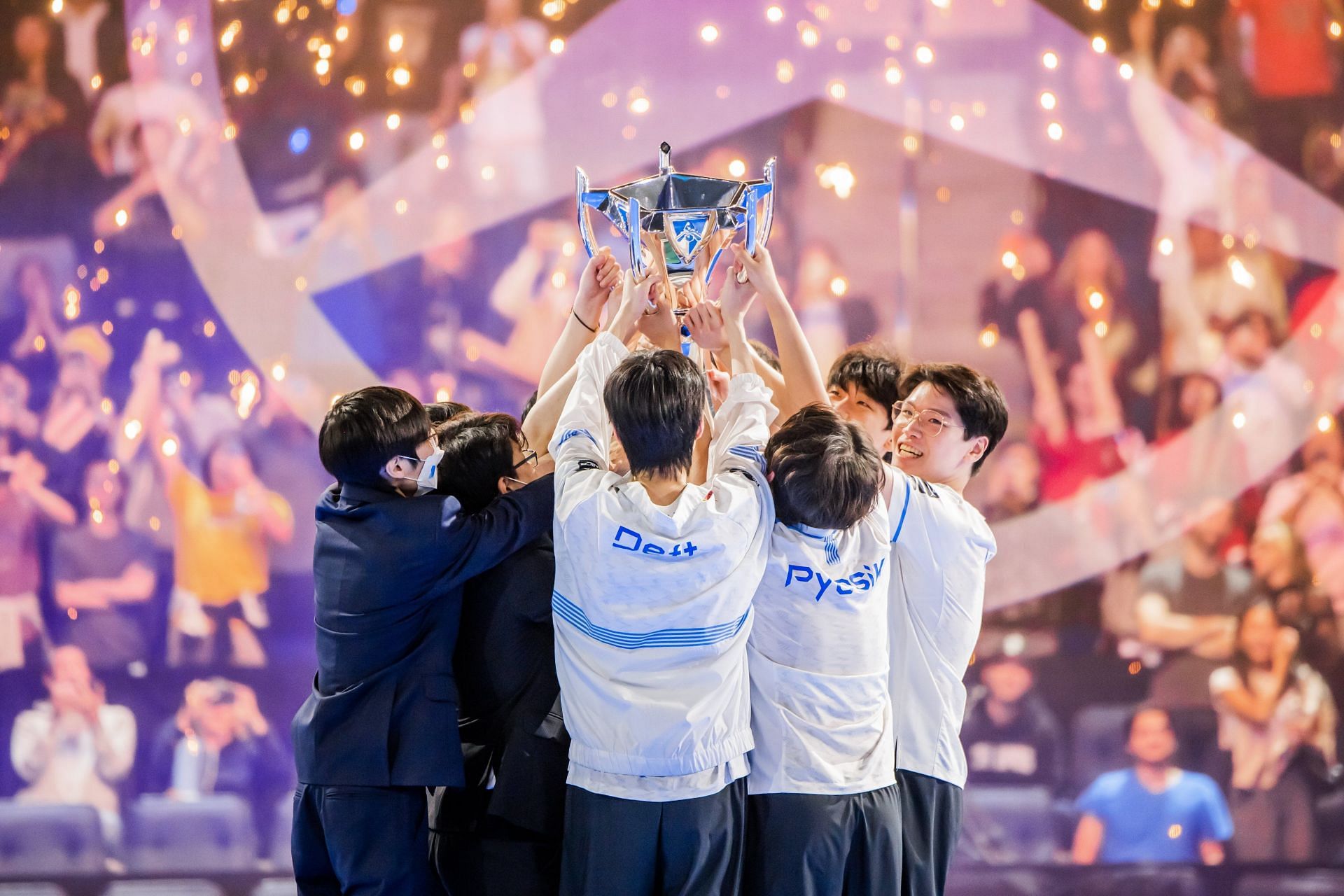 DRX announces that the contracts of all players from its Worlds 2022 winning roster has expired (Image via Riot Games)