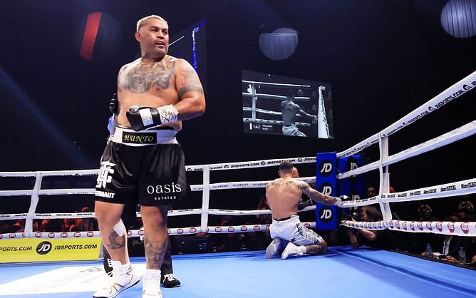 Fans hail UFC veteran Mark Hunt following his impressive knockout win over Sonny Bill Williams in his last ever fight
