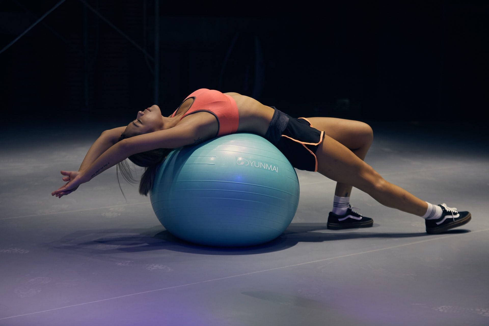 An exercise ball helps strengthen the entire core muscles. (Photo via Unsplash/mr lee)