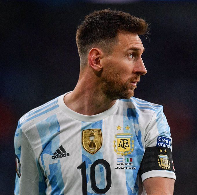 Roy Nemer on X: Lionel Messi with the new Argentina home shirt and the 2022  Qatar World Cup ball!  / X