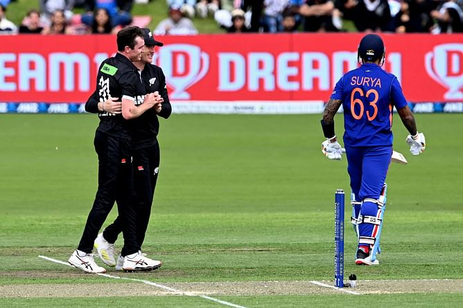 Milne, Mitchell claim three each as New Zealand bundle out India for 219 in Christchurch ODI