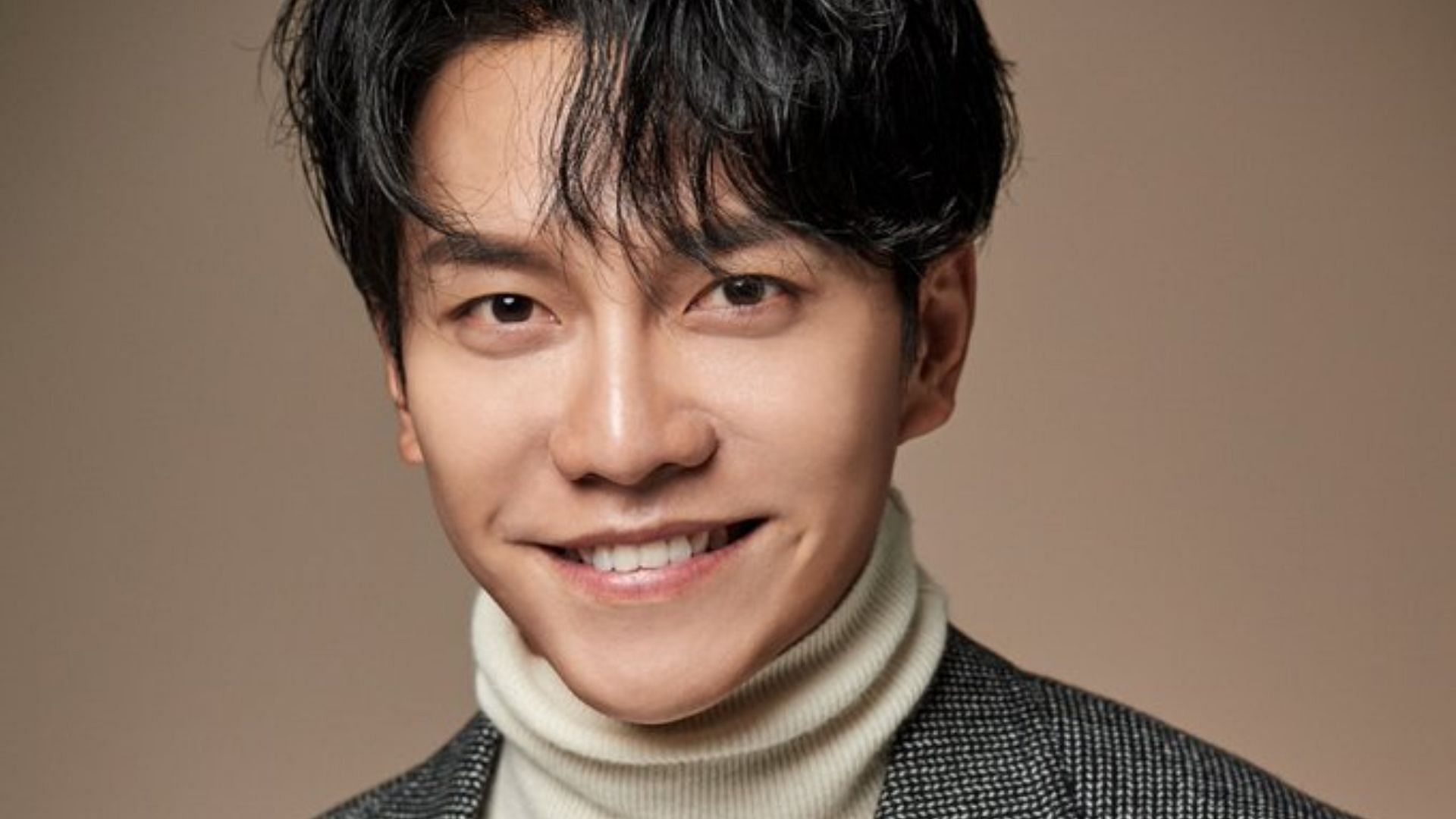 Lee Seung-gi has not been reportedly paid for 18 years for his musical activities (Image via Twitter/@KpopAllFandomID)